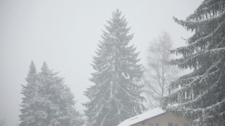 Екипите на ЕРМ Запад продължават поетапното възстановяване на електрозахранването в