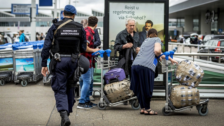 Полицията в Холандия спря автобус и задържа мъж за коментари за бомба
