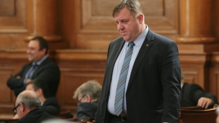 Каракачанов иска да се развалят договорите с почистващите фирми на „наши хора”