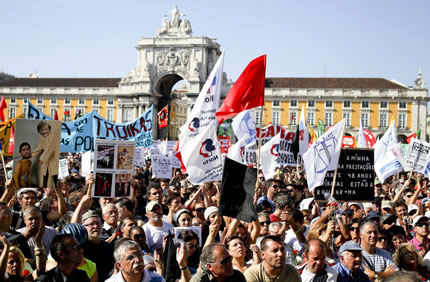 Хиляди португалци протестираха в Лисабон срещу икономиите 