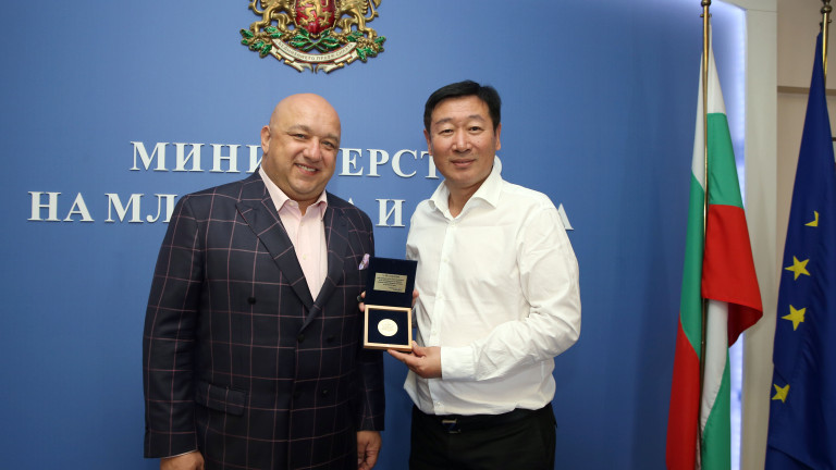 Министър Кралев се срещна с ръководителите на спорта в китайската провинция Хубей