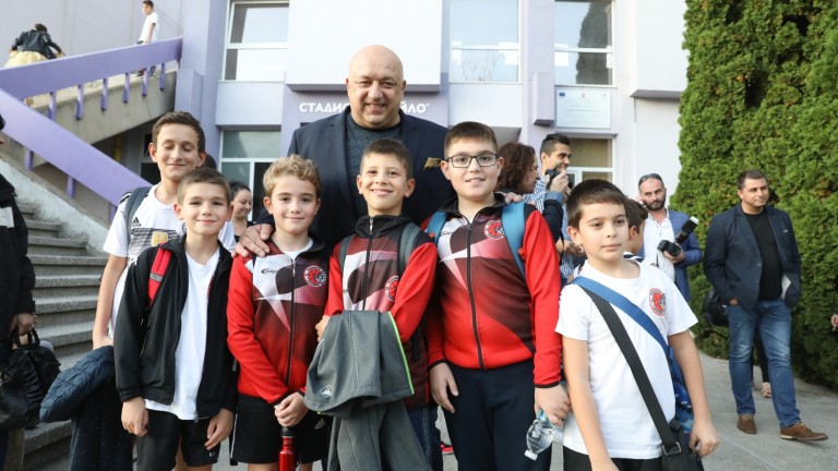 Министър Кралев инспектира новото тренировъчно игрище за футбол във Велико Търново