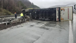 Преобърнат тир затапи АМ "Хемус"