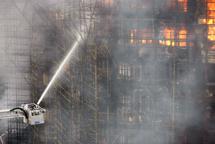 Строители запалиха небостъргач в Шанхай - News.bg