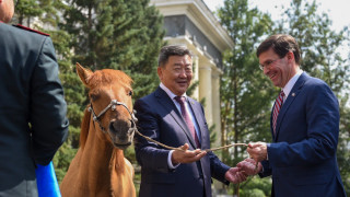 С ръка върху здрав монголски кон американският министър на отбраната