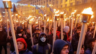 Хиляди украински националисти организираха факелно шествие по улиците на Киев