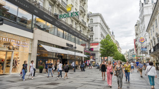 Австрия продължава да получава повече от половината от необходимия й