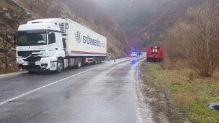 Детето, пострадало в катастрофата на Хаинбоаз, е в критично състояние