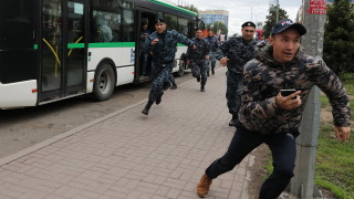 Един загинал и десетки ранени при мощни експлозии в склад за боеприпаси в Казахстан 