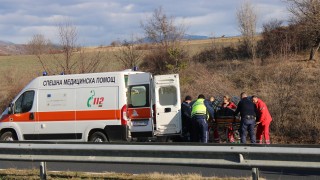 Автобус превозващ 14 работници от енергийния комплекс Марица изток се е