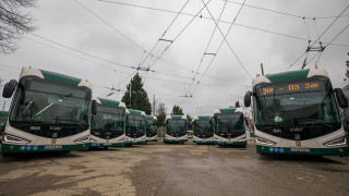 Неизвестни изпочупиха тролей и 4 автобуса на паркинг в Стара Загора