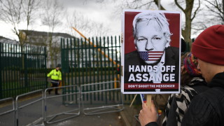 Върховният съд в Лондон не бърза да екстрадира Асандж