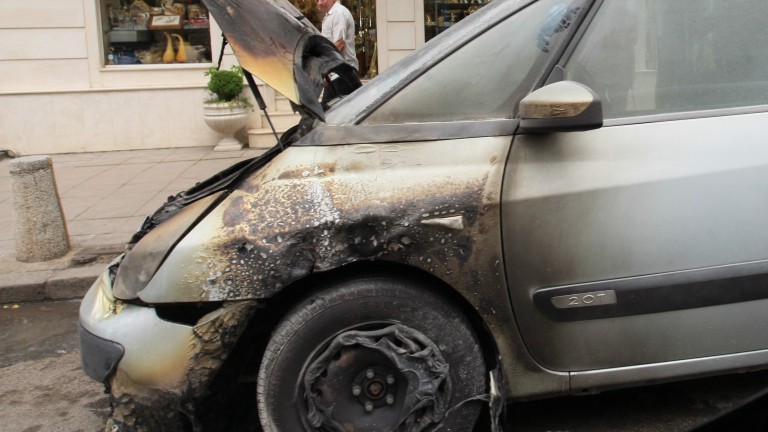 Кола се запали на площад "Съединение" в Пловдив