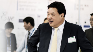 Предприемачът, вземал пари от лихвари, за да спаси бизнеса си, стана №2 по богатство в Южна Корея