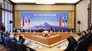 Топ дипломатите на Япония Китай и Южна Корея се срещнаха