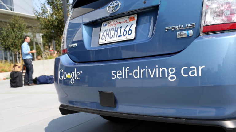 Google излиза с пълна газ на пътя - търси десетки експерти за безпилотните си автомобили