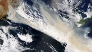 Димът от огромните горски пожари в Австралия се носи чак