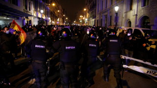 Протестите в Испания не стихват Стотици излязоха на улиците за