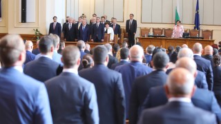 Новите депутати се заклеха, Мика Зайкова ги призова да съставят правителство