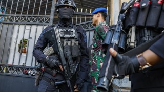 Индонезийската полиция е открила взривни материали при разследването на експлозията