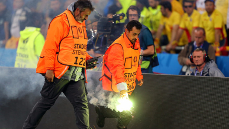 Ужасяващ инцидент и нахлуване на фенове на терена доведоха до