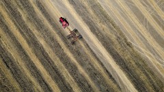 ЕС отслабва екостандартите в земеделието под натиска на фермерите