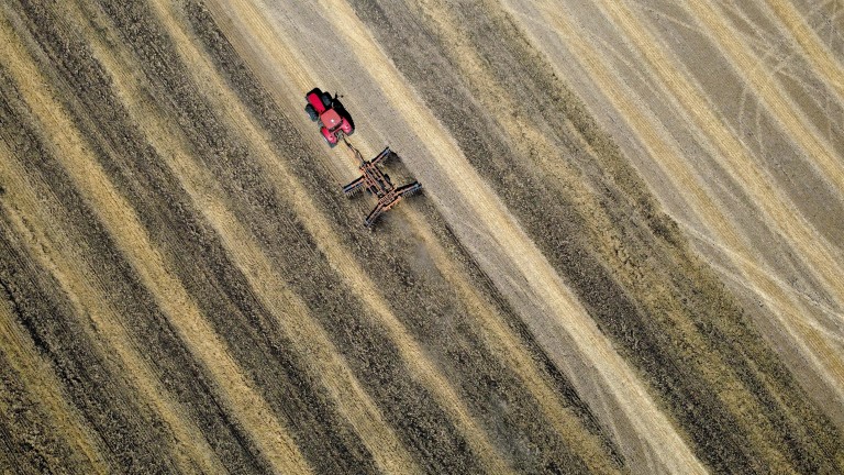 ЕС отслабва екостандартите в земеделието под натиска на фермерите