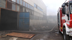 200 тона дрехи втора употреба изгоряха в склад в Шумен въпреки усилията на 19 огнеборци