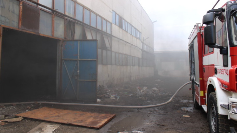 Пожар избухна в склад в завод за фуражни храни в Ловеч.