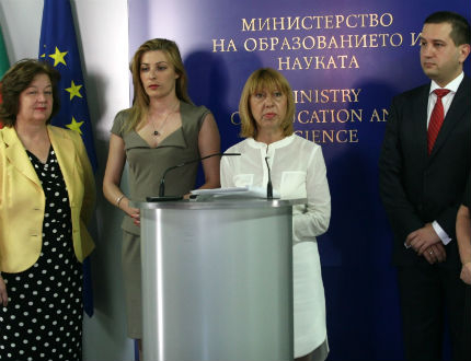 Обществото ни спря да вадим автори от учебниците, призна Клисарова