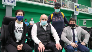 Министърът на младежта и спорта Красен Кралев наблюдава на живо