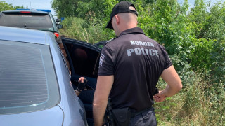 Полицията е задържала 16 мигранти при км 48 на автомагистрала