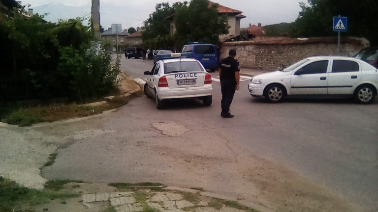 Властите задържаха мъжа барикадирал се в обсадената къща в село