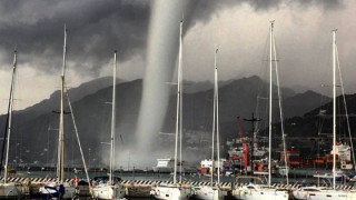 Голямо водно торнадо се образува до югозападния град Салерно в Италия