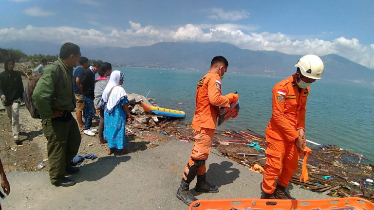 384 станаха жертвите на цунамито на индонезийския остров Сулавеси, много
