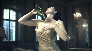 Предизвикателната Дита се разхлажда с "Perrier" (видео)