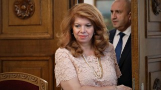 Вицепрезидентът Илияна Йотова учудена от желанието на правителството да смени