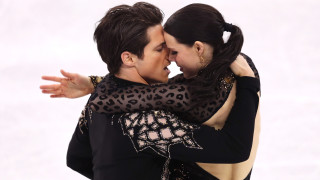 Носителите на сребърни медали от Сочи 2014 Теса Върчу и