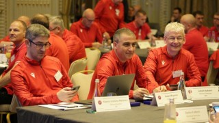 Председателят на Съдийската комисия към БФС Виктор Кашай главният инструктор