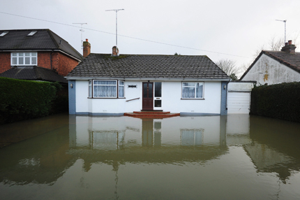 Британците продължават да бедстват, река Темза с рекордно ниво