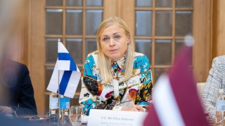 Финландският външен министър Елина Валтонен призова във вторник за по решителни