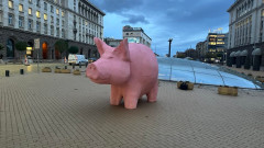 "Продължаваме промяната" постави "прасе касичка" пред парламента