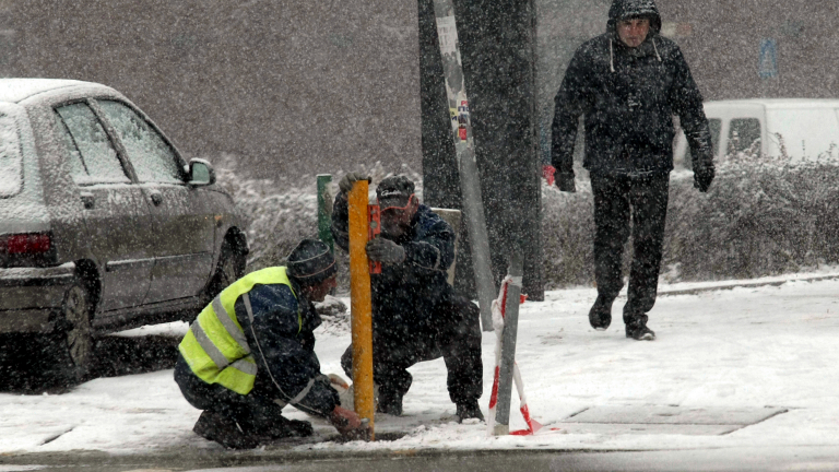 Няма инциденти и затворени пътища заради снеговалежа, отчете се властта 