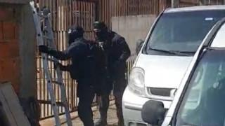 Полицията откри разфасовани крадени коли в автоморга край Бобов дол