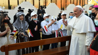 Папа Франциск мина по тясна уличка в свещения град Наджаф