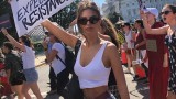 Арестуваха Емили Ратайковски заради протеста срещу Брет Кавано