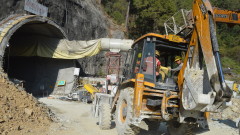 Индийските работници остават заседнали в срутения тунел