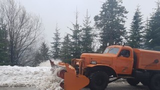 Километрична опашка на пътя Велико Търново - Севлиево заради снега