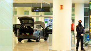 Двама албанци се забиха с кола в летището в Барселона, крещят ислямистки лозунги