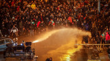 Грозни сцени около стадион "Васил Левски": Водни оръдия, сблъсъци, ранени, горящи коли и арести